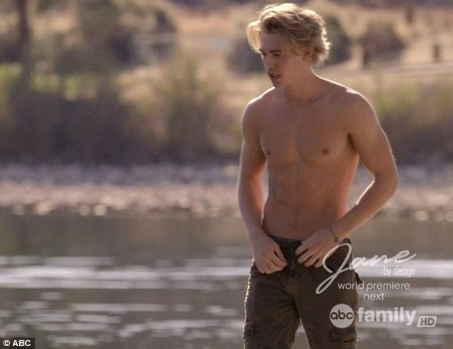 Gorgeous Austin Butler shirtless in all of his glory